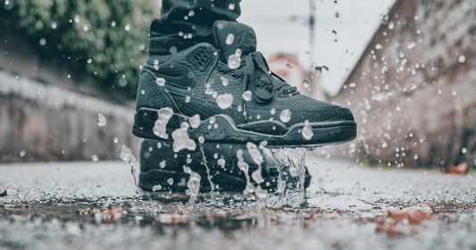 スニーカーが雨で濡れた時の対処方法｜汚れや型崩れを防ぐ雨対策を徹底紹介 - KicksWrap®︎